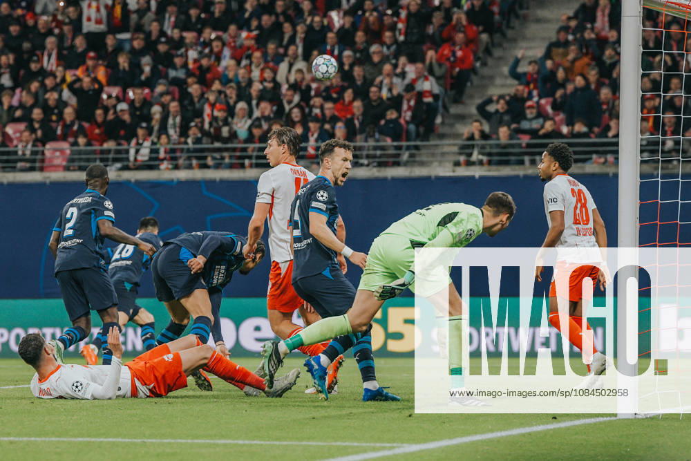 Champions League, Matchday 2, RB Leipzig vs. PSV Eindhoven, October 13, 2026, starting at 9:00 p.m., Leipzig, Red Bull Arena. In the photo: 32 Matej Kovar (save), 05 Ivan Persic. Champions League, Matchday 2, RB Leipzig vs. PSV Eindhoven, Leipzig, Saxony, Germany