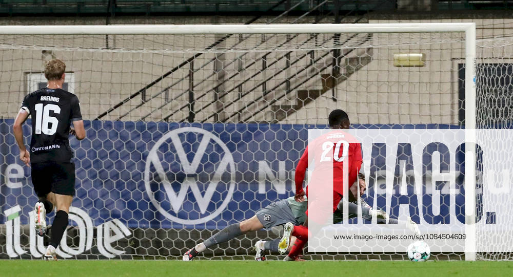 Men s, Soccer, 2026–2027 Season, 3rd Division, Matchday 9: TSV Havelse vs. FC Würzburger Kickers; from left: Louis Breunig (FC Würzburger Kickers), Marko Rajkovacic (FC Würzburger Kickers), Alexander Guiddir (TSV Havelse); Hannover, Eilenriedestadion, Lower Saxony, Germany