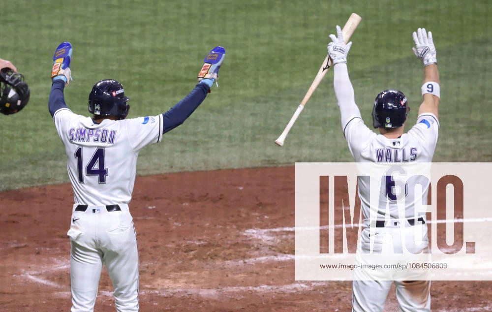 Tampa Bay Rays Chandler Simpson (14) and Taylor Walls (6) signal to Ben Williamson to come home on a single by Liam Hicks against the Cleveland Guardians in the fourth inning in game two of the MLB, Baseball Herren, USA American League Championship Series playoffs at Tropicana Field in St Petersburg, Florida, on Tuesday, October 13, 2026. TPB20261013717 GARYxBOGDON