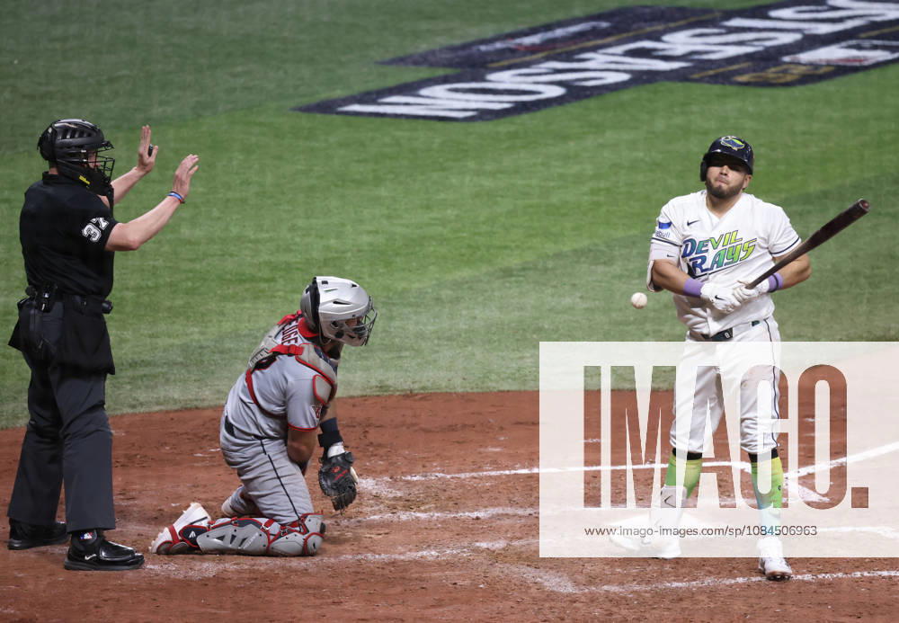 Tampa Bay Rays Jonathan Aranda (8) is hit by a pitch from Cleveland Guardians pitcher Parker Messick in the fifth inning in game two of the MLB, Baseball Herren, USA American League Championship Series playoffs at Tropicana Field in St Petersburg, Florida, on Tuesday, October 13, 2026. TPB20261013721 GARYxBOGDON