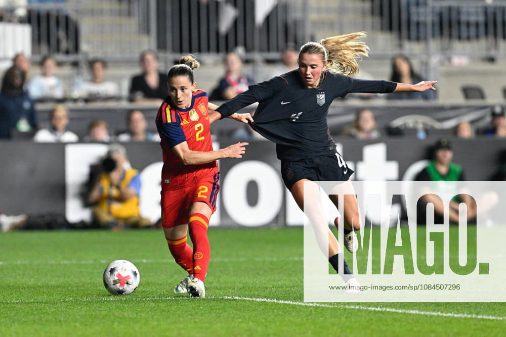CHESTER, PA - OCTOBER 13: Spain goalkeeper Ona Batlle 2 and United States defender Kate Del Fava 4 battle for the ball during the womens International Friendly, Länderspiel, Nationalmannschaft match between the United States of America and Spain on October 13th, 2026 at Subaru Park in Chester, PA. (Photo by Terence Lewis Icon Sportswire) SOCCER: OCT 13 Women s USA vs Spain Icon261013014