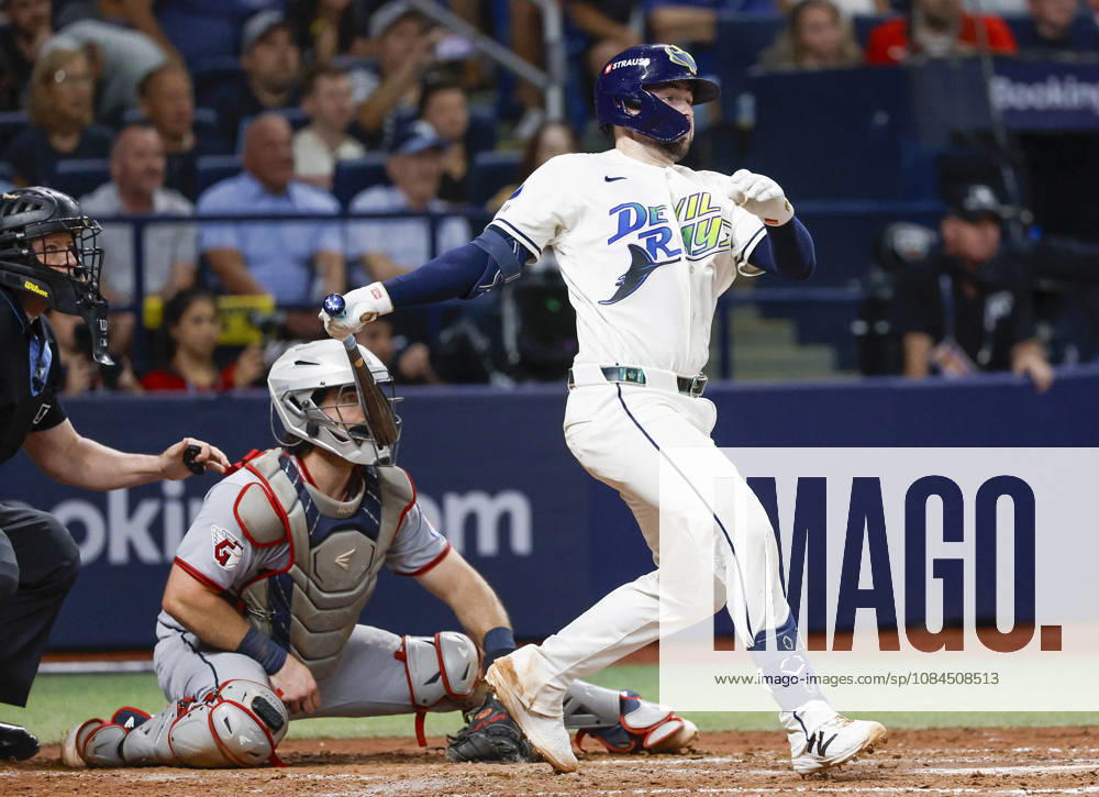 The Tampa Bay Rays LIAM HICKS hits a two-run single in the fourth inning against the Cleveland Guardians during Game 2 of the American League Championship Series at Tropicana Field on Tuesday, Oct. 13, 2026, in St. Petersburg, Florida. ( Tampa Bay Times TNS MLB, Baseball Herren, USA 2026: Tampa Bay Rays 3:1 Cleveland Guardians - ZUMAm67_ 20261013_zaf_m67_001