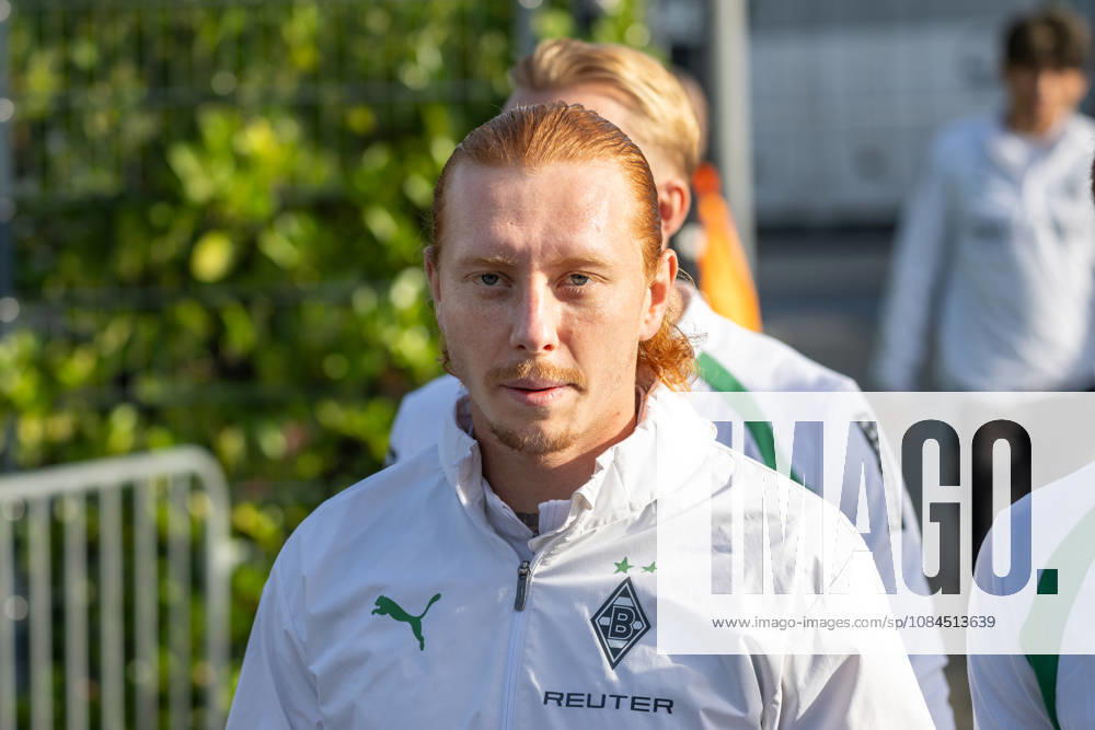Yukhym Konoplia, Borussia Mönchengladbach, 22, on his way to the field. Borussia Mönchengladbach public training session, soccer, Bundesliga, 2026–2027 season, October 14, 2026, Borussia Mönchengladbach public training session, soccer, Bundesliga, 2026–2027 season, October 14, 2026, Mönchengladbach