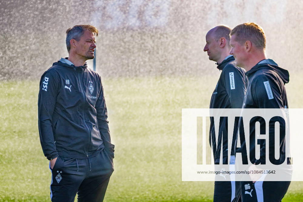 Alexander Blessin, Borussia Mönchengladbach, Head Coach, Niklas Lanwehr, Borussia Mönchengladbach, assistant coach, and Markus Gellhaus, Borussia Mönchengladbach, assistant coach, in conversation in front of the sprinkler during an open practice at Borussia Mönchengladbach, soccer, Bundesliga, 2026–2027 season, October 14, 2026, Borussia Mönchengladbach public training session, soccer, Bundesliga, 2026–2027 season, October 14, 2026, Mönchengladbach