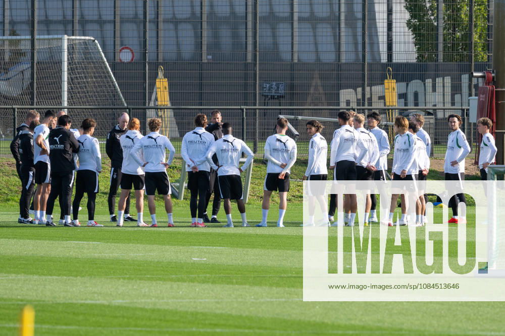 Alexander Blessin, Borussia Mönchengladbach coach, briefs the team on the training session. Public training session: Borussia Mönchengladbach, soccer, Bundesliga, 2026–2027 season, October 14, 2026: Public training session for Borussia Mönchengladbach, soccer, Bundesliga, 2026–2027 season, October 14, 2026, Mönchengladbach