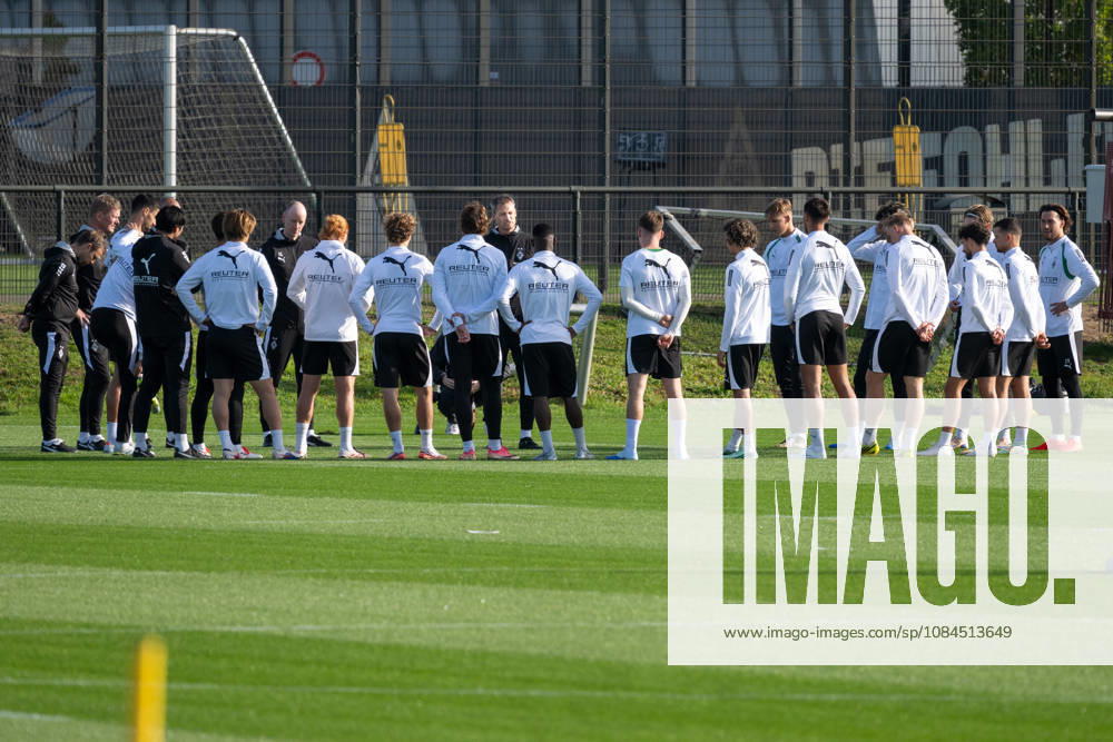 Alexander Blessin, Borussia Mönchengladbach coach, explains the drill to the team. Open practice: Borussia Mönchengladbach, soccer, Bundesliga, 2026–2027 season, October 14, 2026, public training session for Borussia Mönchengladbach, soccer, Bundesliga, 2026–2027 season, October 14, 2026, Mönchengladbach