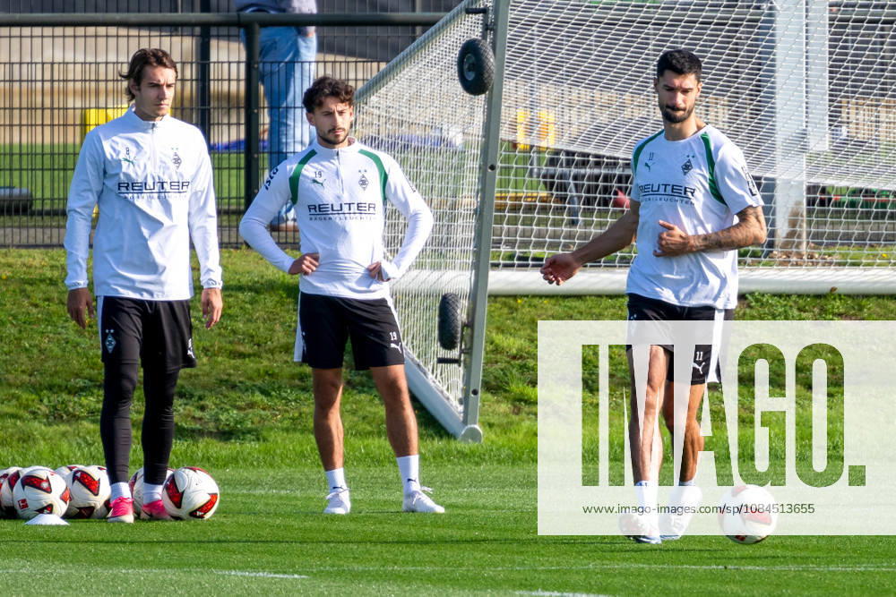 Tim Kleindienst, Borussia Mönchengladbach, No. 11, during passing drills; behind him, Florian Neuhaus, Borussia Mönchengladbach, No. 10, and Nicolas Gerrit Kuehn, Borussia Mönchengladbach, 19 Open practice: Borussia Mönchengladbach, soccer, Bundesliga, 2026–2027 season, October 14, 2026 Open practice: Borussia Mönchengladbach, soccer, Bundesliga, 2026–2027 season, October 14, 2026, Mönchengladbach