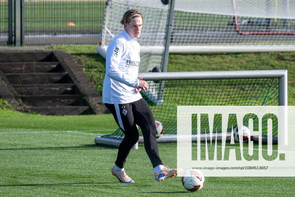 David Herold, Borussia Mönchengladbach, age 20, during passing drills. Borussia Mönchengladbach public training session, soccer, Bundesliga, 2026–2027 season, October 14, 2026, public training session for Borussia Mönchengladbach, soccer, Bundesliga, 2026–2027 season, October 14, 2026, Mönchengladbach