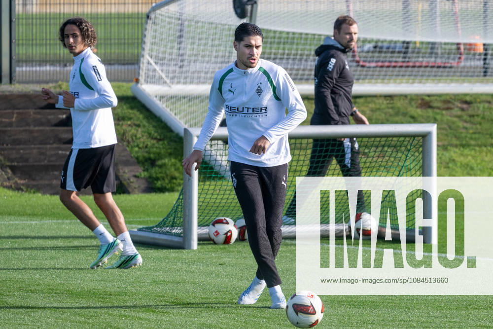 Kevin Diks, Borussia Mönchengladbach, No. 04 during passing drills. Borussia Mönchengladbach public training session, soccer, Bundesliga, 2026–2027 season, October 14, 2026, public training session for Borussia Mönchengladbach, soccer, Bundesliga, 2026–2027 season, October 14, 2026, Mönchengladbach