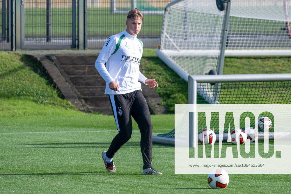 Jan Leszczynski, Borussia Mönchengladbach, No. 5 during passing drills; Borussia Mönchengladbach Open Practice, Soccer, Bundesliga, 2026–2027 Season, October 14, 2026, public training session for Borussia Mönchengladbach, soccer, Bundesliga, 2026–2027 season, October 14, 2026, Mönchengladbach