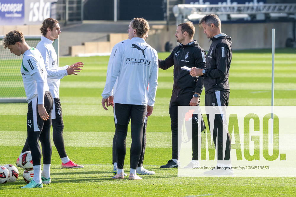 Alexander Blessin, Borussia Mönchengladbach coach, divides the players into groups. Public training session: Borussia Mönchengladbach, soccer, Bundesliga, 2026–2027 season, October 14, 2026, public training session for Borussia Mönchengladbach, soccer, Bundesliga, 2026–2027 season, October 14, 2026, Mönchengladbach