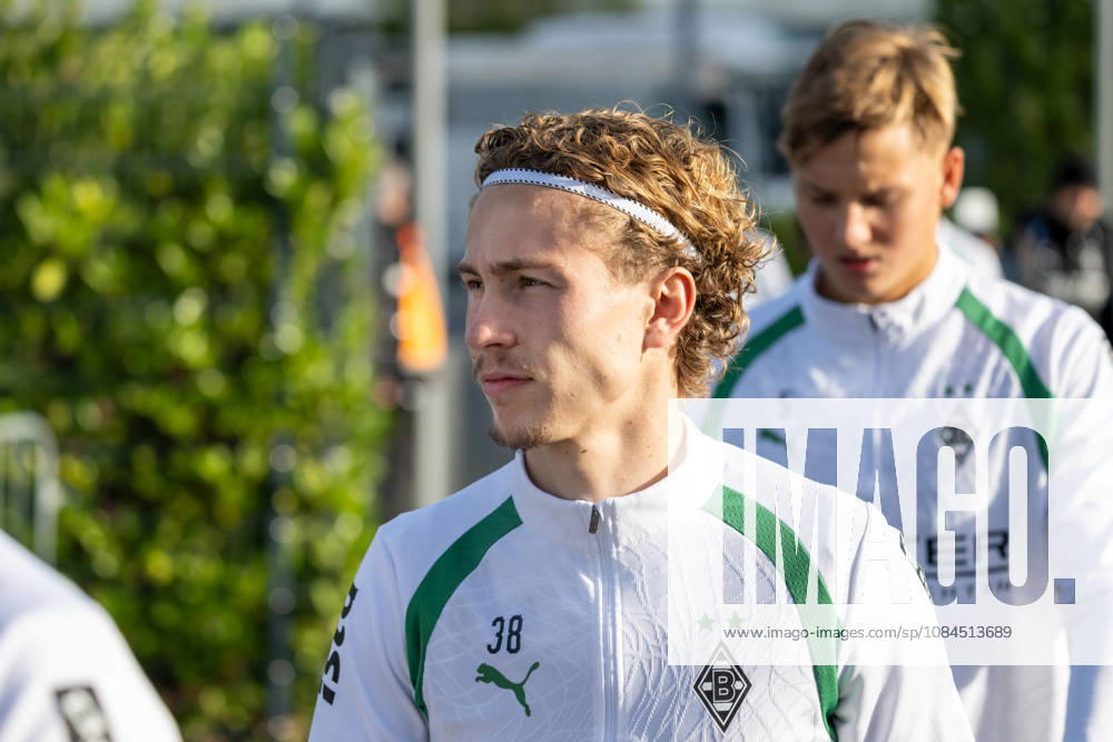 Hugo Bolin, Borussia Mönchengladbach, 38, on his way to the field. Public training session: Borussia Mönchengladbach, soccer, Bundesliga, 2026–2027 season, October 14, 2026, Borussia Mönchengladbach public training session, soccer, Bundesliga, 2026–2027 season, October 14, 2026, Mönchengladbach