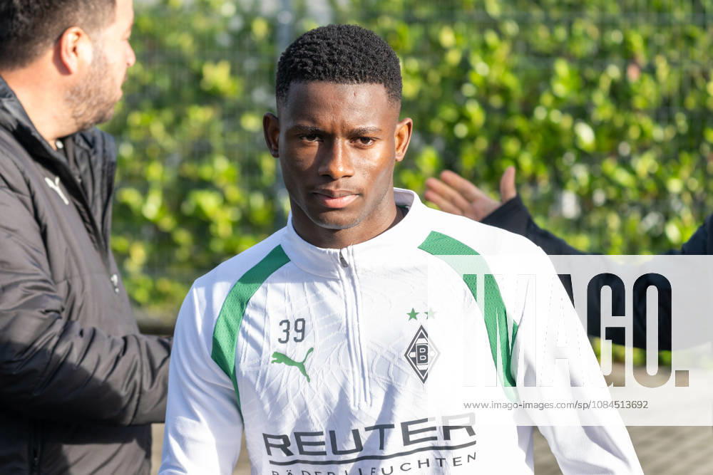 Iaia Manco Danfa, Borussia Mönchengladbach, 39, on her way to the field. Borussia Mönchengladbach public training session, soccer, Bundesliga, 2026–2027 season, October 14, 2026, Borussia Mönchengladbach public training session, soccer, Bundesliga, 2026–2027 season, October 14, 2026, Mönchengladbach