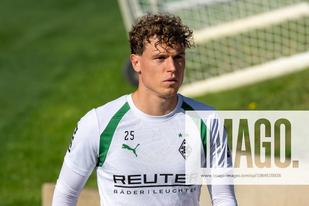 Robin Hack, Borussia Mönchengladbach, 25, on his way to the locker room. Open practice, Borussia Mönchengladbach, soccer, Bundesliga, 2026–2027 season, October 14, 2026, Borussia Mönchengladbach public training session, soccer, Bundesliga, 2026–2027 season, October 14, 2026, Mönchengladbach