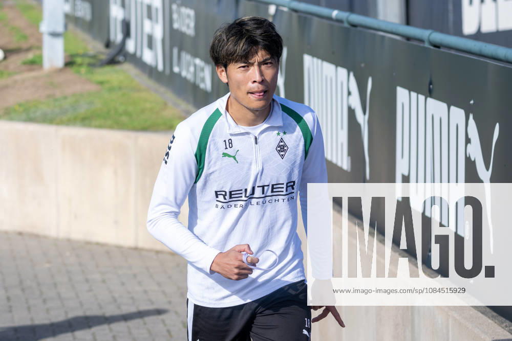 Shuto Machino, Borussia Mönchengladbach, 18, on his way to the locker room. Borussia Mönchengladbach open practice, soccer, Bundesliga, 2026–2027 season, October 14, 2026, Borussia Mönchengladbach open practice, soccer, Bundesliga, 2026–2027 season, October 14, 2026, Mönchengladbach