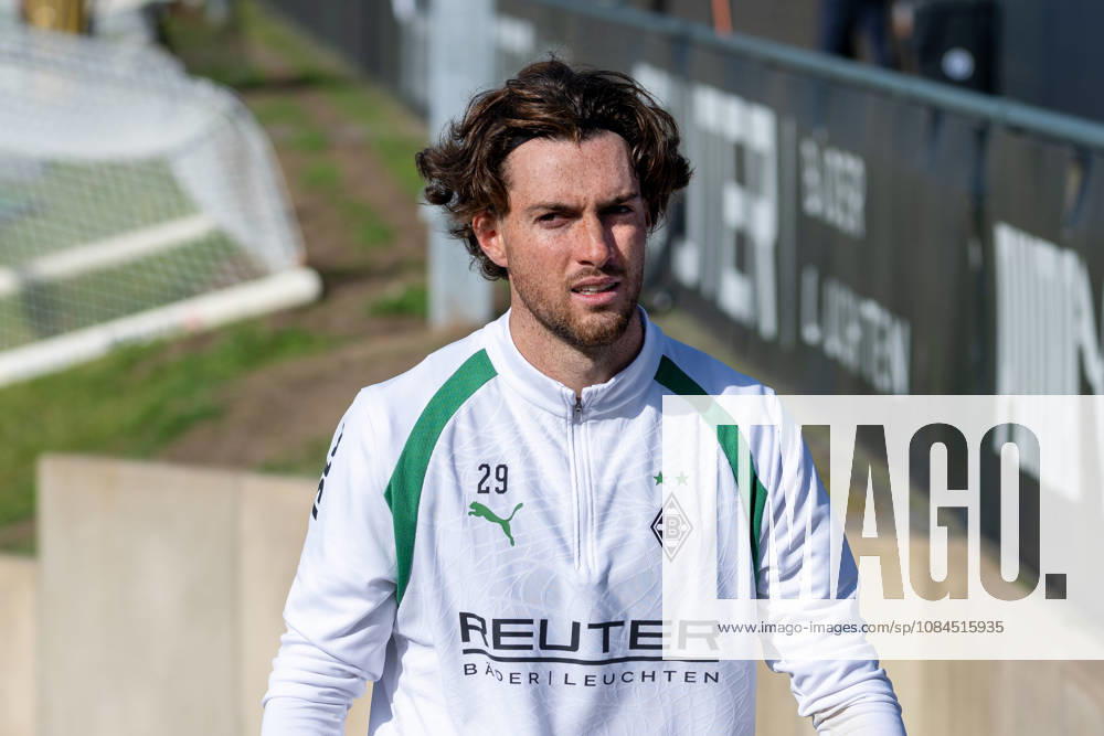 Joe Scally, Borussia Mönchengladbach, 29, on his way to the locker room. Open practice, Borussia Mönchengladbach, soccer, Bundesliga, 2026–2027 season, October 14, 2026, Borussia Mönchengladbach open practice, soccer, Bundesliga, 2026–2027 season, October 14, 2026, Mönchengladbach