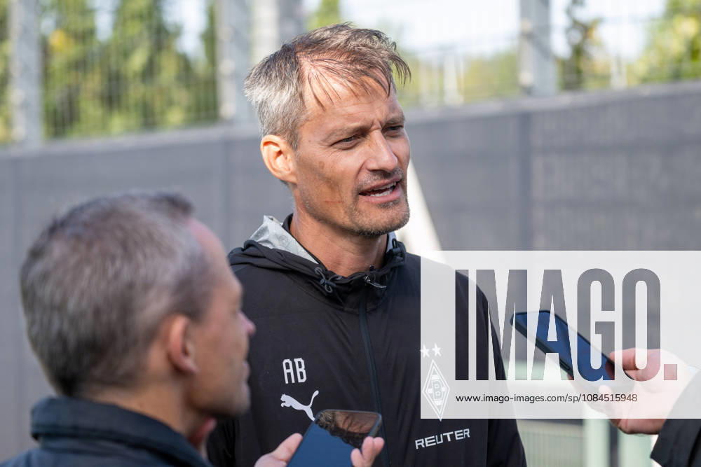 Alexander Blessin, Borussia Mönchengladbach coach, answers reporters questions about the injury situation and Tim Kleindienst s withdrawal from training. Borussia Mönchengladbach, October 11, Public Training, Borussia Mönchengladbach, Soccer, Bundesliga, 2026–2027 Season, October 14, 2026, public training session, Borussia Mönchengladbach, soccer, Bundesliga, 2026–2027 season, October 14, 2026, Mönchengladbach