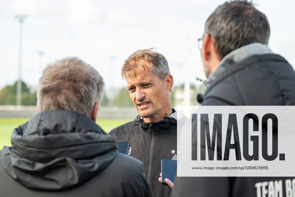 Alexander Blessin, Borussia Mönchengladbach coach, answers reporters questions about the injury situation and Tim Kleindienst s withdrawal from training. Borussia Mönchengladbach, October 11, Public Training, Borussia Mönchengladbach, Soccer, Bundesliga, 2026–2027 Season, October 14, 2026, public training session, Borussia Mönchengladbach, soccer, Bundesliga, 2026–2027 season, October 14, 2026, Mönchengladbach