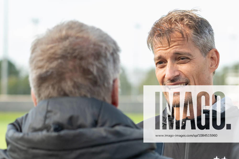 Alexander Blessin, Borussia Mönchengladbach coach, answers reporters questions about the injury situation and Tim Kleindienst s withdrawal from training. Borussia Mönchengladbach, October 11, Public Training, Borussia Mönchengladbach, Soccer, Bundesliga, 2026–2027 Season, October 14, 2026, public training session, Borussia Mönchengladbach, soccer, Bundesliga, 2026–2027 season, October 14, 2026, Mönchengladbach