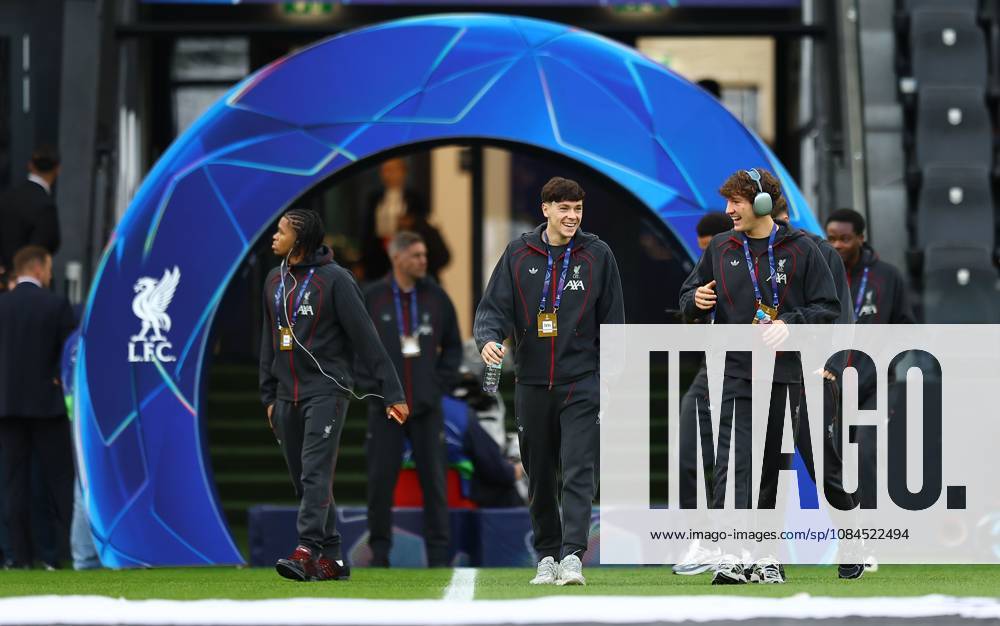 Players of Liverpool inspecting the pitch prior the kick off LASK v Liverpool, UEFA Champions League, Football, Raiffeisen Arena, Linz, Austria - 14 Oct 2026Linz Raiffeisen Arena Austria