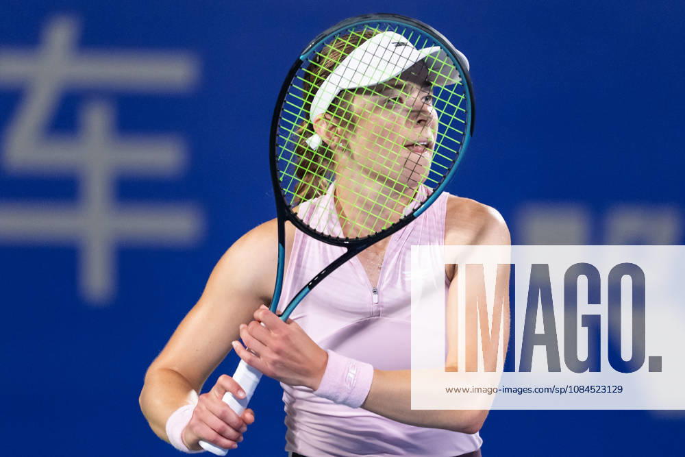 Katie Volynets of USA plays against Hanyu Guo of China ( not in view) during the Wuhan Open final match at the Optics Valley International Tennis Center. Hanyu Guo defeated Katie Volynets with a score of 6-4, 4-6, 7-6. 2026 WTA, Tennis Damen Wuhan Open: Hanyu Guo Vs Katie Volynets In Wuhan, China - 14 Oct 2026 - ZUMAs197 20261014_aaa_s197_101