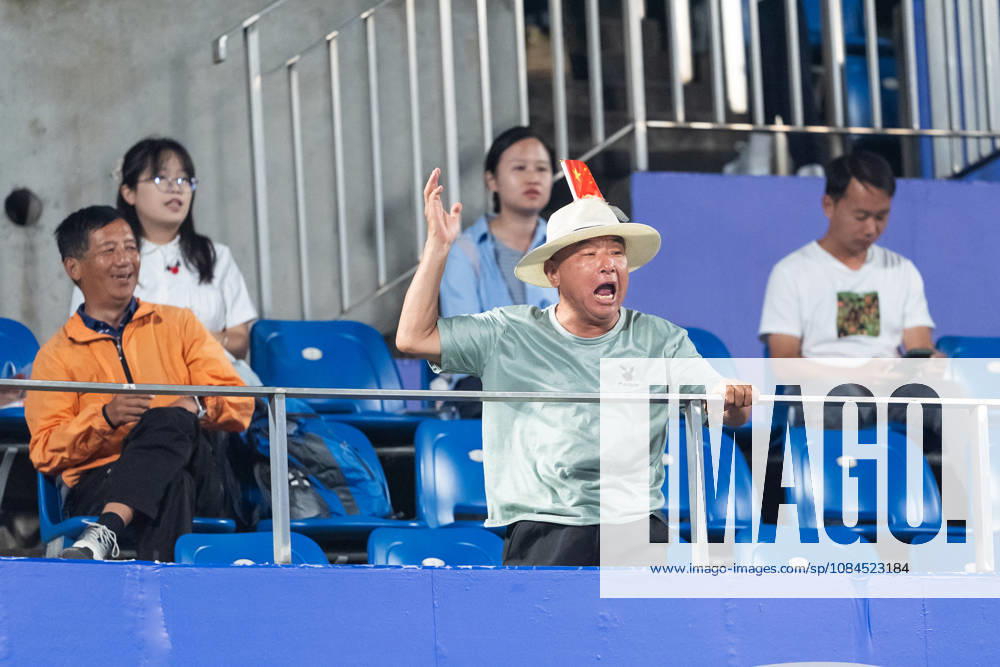 A fan cheers on Hanyu Guo of China after the second round on Day 3 of the Wuhan Open at the Optics Valley International Tennis Center in Wuhan. Hanyu Guo defeated Katie Volynets with a score of 6-4, 4-6, 7-6. Wuhan China - ZUMAs197 20261014_aaa_s197_109