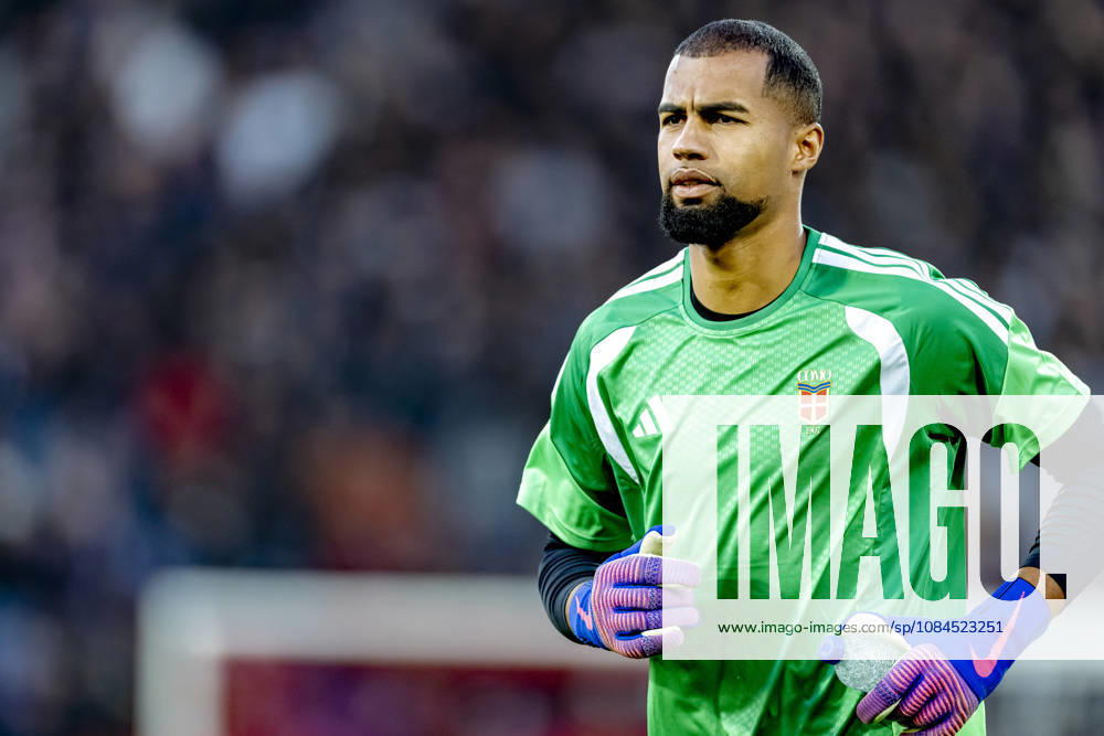 ROTTERDAM: Como goalkeeper Robert Sánchez during the UEFA Champions League match between Feyenoord and Como at De Kuip on October 14, 2026, in Rotterdam, the Netherlands. Photo by DeFodi Images