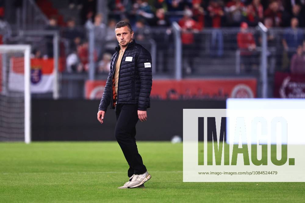 Head Coach Mersad Selimbegovic of Alemannia Aachen looks pensive. GER, SV Wehen Wiesbaden vs. Alemannia Aachen, Soccer, 3rd Division, Matchday 9, 2026–2027 Season, October 14, 2026 DFB regulations prohibit any use of photographs as image sequences and or quasi-video GER, SV Wehen Wiesbaden vs. Alemannia Aachen, Soccer, 3rd Division, Matchday 9, 2026–2027 Season, October 14, 2026, Wiesbaden