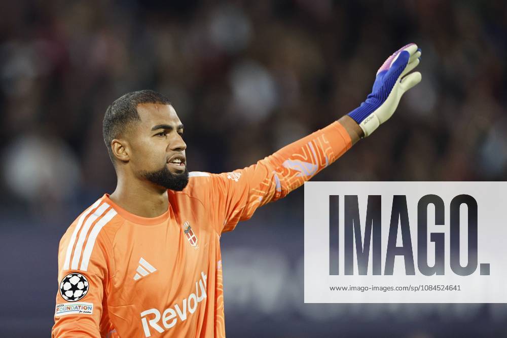 ROTTERDAM - Como1907 goalkeeper Robert Sanchez during the UEFA Champions League match between Feyenoord and Como 1907 at De Kuip Stadium on October 14, 2026 in Rotterdam, the Netherlands. BART STOUTJESDIJK ANP UEFA Champions League 2026 27 ANPxSportx StoutjesdijkxIVx 572432670 originalFilename: 572432670