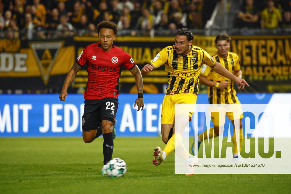 Soccer 3rd Division, SV Wehen Wiesbaden vs. Alemannia Aachen, Roberto Massimo (SV Wehen Wiesbaden), Petros Bagkalianis (Alemannia Aachen), Wiesbaden