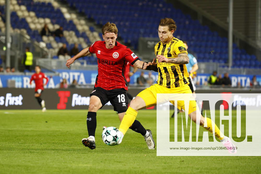 Soccer 3rd Division, SV Wehen Wiesbaden vs. Alemannia Aachen, Fabian Greilinger (SV Wehen Wiesbaden), Daniel Starodid (Alemannia Aachen), Wiesbaden