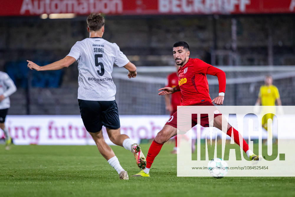 L R Nick Seidel (SC Verl), No. 05, in a tackle with Nassim Boujellab (SSV Jahn Regensburg), No. 10, GER, SC Verl vs. SSV Jahn Regensburg, Soccer, 3rd Division, Matchday 9, 2026–2027 Season, October 14, 2026 DFL regulations prohibit any use of photographers’ images as image sequences and or quasi-video GER, SC Verl vs. SSV Jahn Regensburg, Soccer, 3rd League, Matchday 9, 2026–2027 season, October 14, 2026, Verl