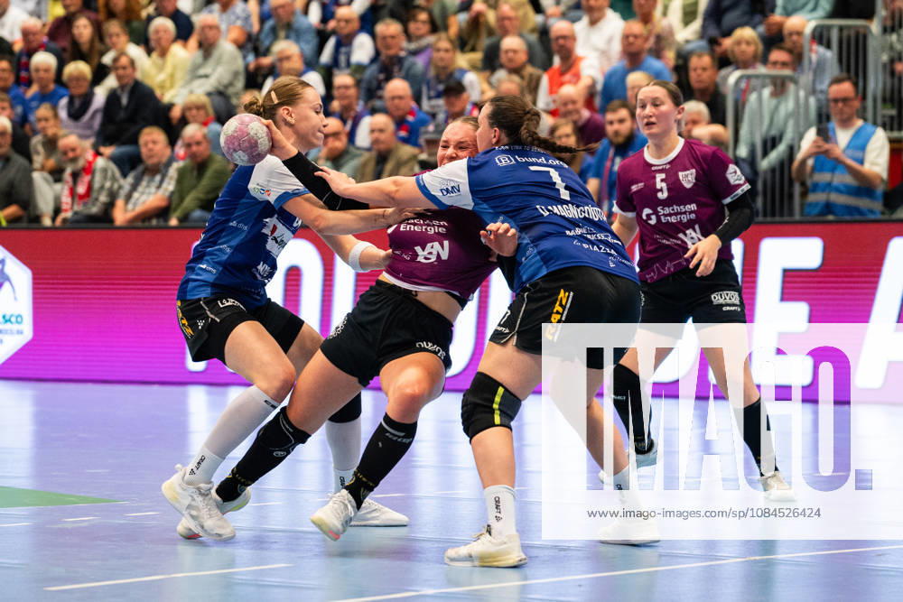 HSG Blomberg Lippe (GER) vs. HC Leipzig (GER), Handball, Women s Handball Bundesliga 1, Matchday 6, 2026–2027 Season, Blomberg, October 14, 2026: Lara Tauchmann of HC Leipzig (No. 28) in a one-on-one battle with, from left, Karolina Jurenczyk of HSG Blomberg Lippe (No. 81) and Diana Magnusdottir of HSG Blomberg Lippe (No. 07) at the Blomberg Synflex Arena on Ulmenallee, Germany