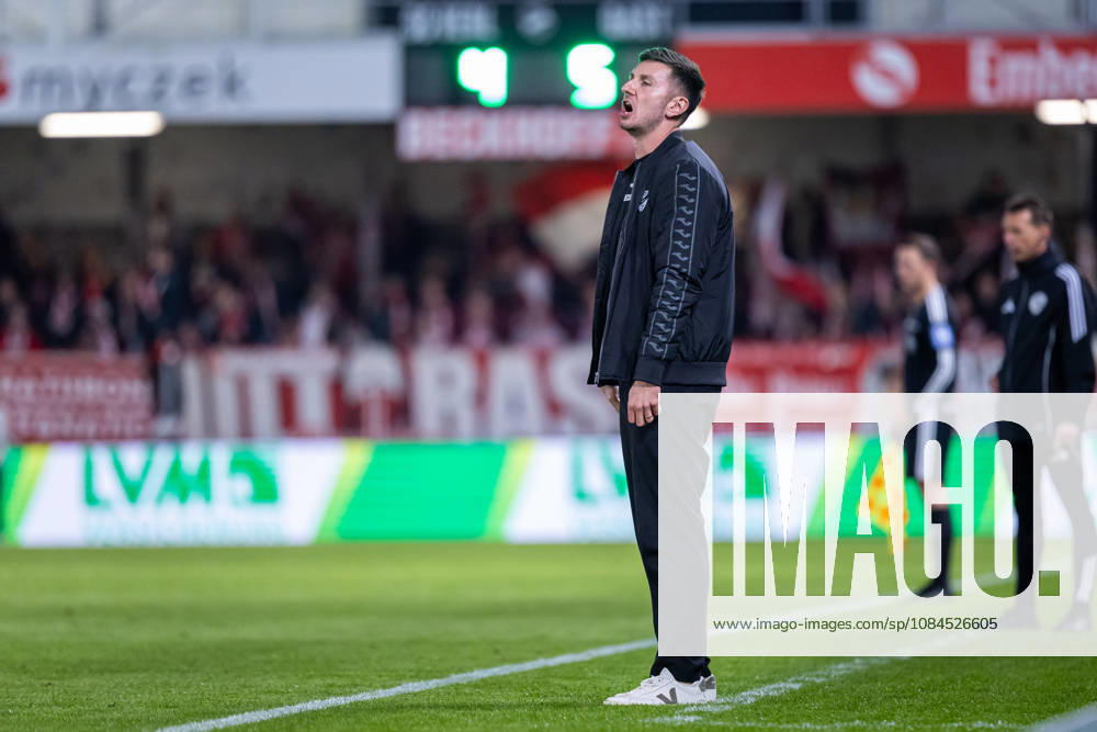 Orest Shala, Head Coach, reacts to GER, SC Verl vs. SSV Jahn Regensburg, Soccer, 3rd Division, Matchday 9, 2026–2027 Season, October 14, 2026 DFL regulations prohibit the use of photographs as image sequences and or quasi-video footage: GER, SC Verl vs. SSV Jahn Regensburg, Soccer, 3rd Division, Matchday 9, 2026–2027 season, October 14, 2026, Verl