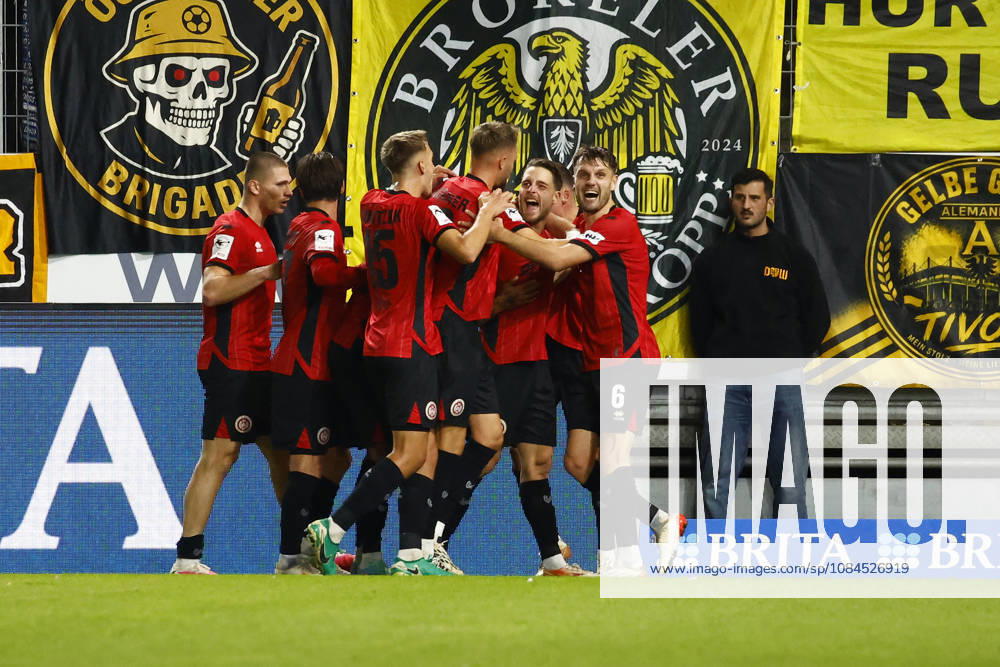 Soccer 3rd Division, SV Wehen Wiesbaden vs. Alemannia Aachen, l Lukas Schleimer, SV Wehen Wiesbaden celebrate the goal, The goal celebration for Wiesbaden s 1-0 lead
