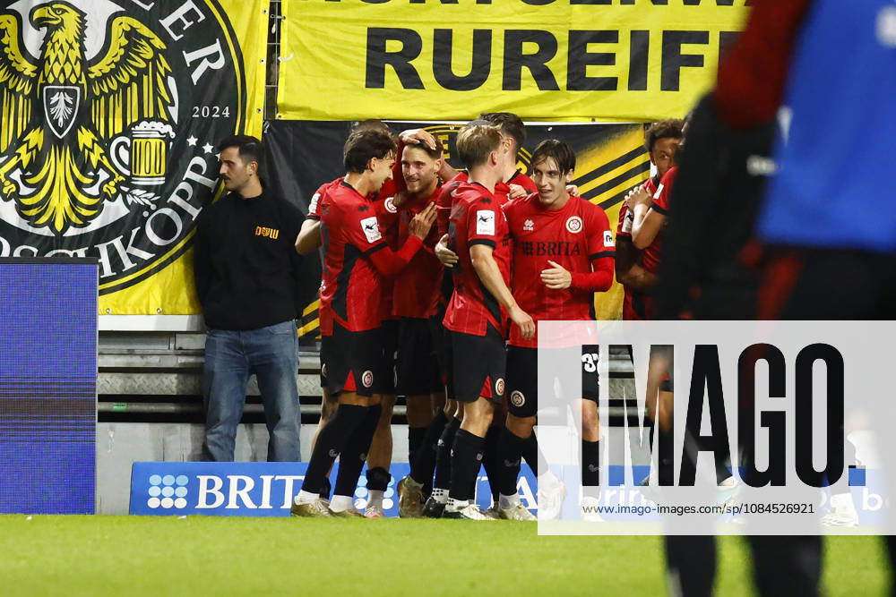 Soccer 3rd Division, SV Wehen Wiesbaden vs. Alemannia Aachen, l Lukas Schleimer, SV Wehen Wiesbaden celebrate the goal, The goal celebration for Wiesbaden s 1-0 lead