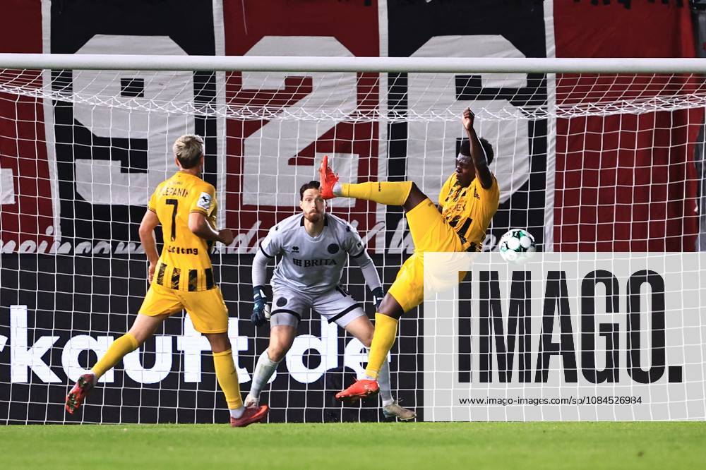 Ken Izekor, Alemannia Aachen, 18, taking a shot on goal (GER), SV Wehen Wiesbaden vs. Alemannia Aachen, soccer, 3. Liga, Matchday 9, 2026–2027 season, October 14, 2026 DFB regulations prohibit any use of photographs as image sequences and or quasi-video, SV Wehen Wiesbaden vs. Alemannia Aachen, soccer, 3rd Division, Matchday 9, 2026–2027 season, October 14, 2026, Wiesbaden