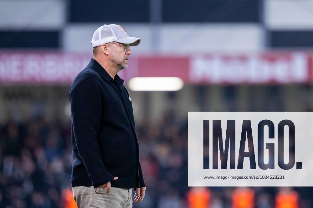 Sascha Hildmann, SSV Jahn Regensburg, Head Coach (GER), SC Verl vs. SSV Jahn Regensburg, Soccer, 3rd Division, Matchday 9, 2026–2027 Season, October 14, 2026 DFL regulations prohibit the use of photographs as image sequences and or quasi-video GER, SC Verl vs. SSV Jahn Regensburg, Soccer, 3rd Division, Matchday 9, 2026–2027 season, October 14, 2026, Verl