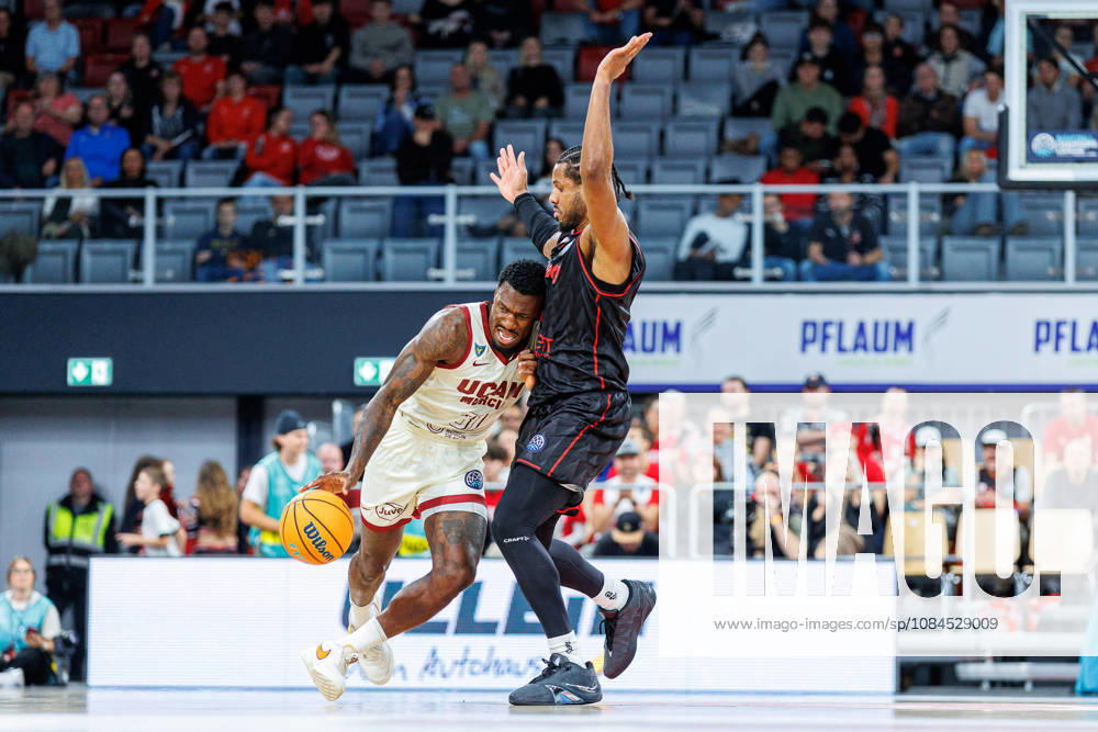 Dylan Ennis, UCAM Murcia, 31; Jordan Wright, BMA365 Bamberg Baskets, 03; BMA365 Bamberg Baskets vs. UCAM Murcia, Basketball, Basketball Champions League, Matchday 3, October 14, 2026 BMA365 Bamberg Baskets vs. UCAM Murcia, Basketball, Basketball Champions League, Matchday 3, October 14, 2026 Bamberg