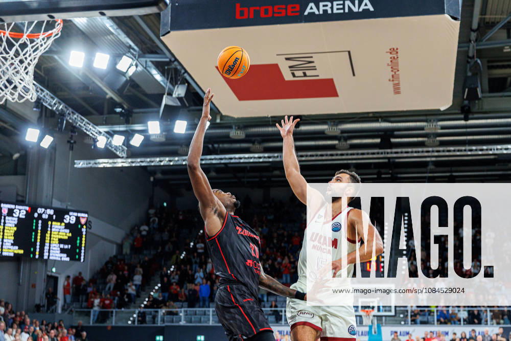 Hason Ward, BMA365 Bamberg Baskets, 20; Emanuel Cate, UCAM Murcia, 15; BMA365 Bamberg Baskets vs. UCAM Murcia, Basketball, Basketball Champions League, Matchday 3, October 14, 2026 BMA365 Bamberg Baskets vs. UCAM Murcia, Basketball, Basketball Champions League, Matchday 3, October 14, 2026 Bamberg