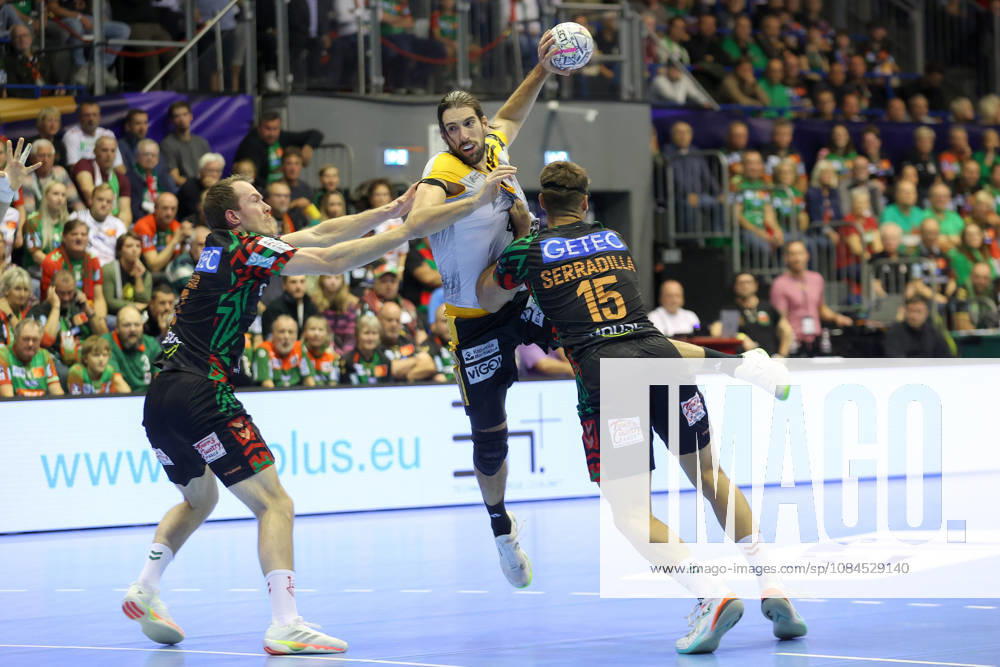 Handball Champions League, SC Magdeburg vs. Industria Kielce, v l mFelix Claar (Magdeburg), 7, Julien Bos (Kielce), 13, Antonio Serradilla Cuenca (Magdeburg), 15, duel, battle, tackle (Magdeburg)