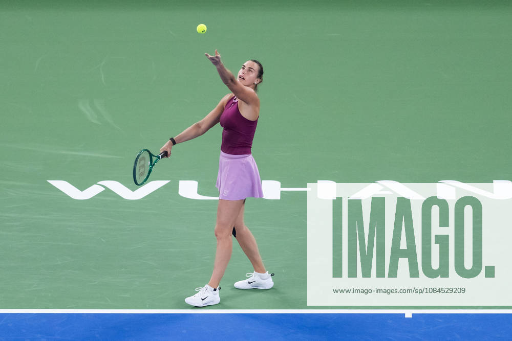 2026 WTA, Tennis Damen Wuhan Open: Aryna Sabalenka - Ann Li in wuhan, China - 14 Oct 2026 Aryna Sabalenka of Belarus plays against Ann Li of USA ( not in view) during the Wuhan Open final match at the Optics Valley International Tennis Center. Ann li defeated Aryna Sabalenka with a score of 3-6, 6-4, 7-6. wuhan China