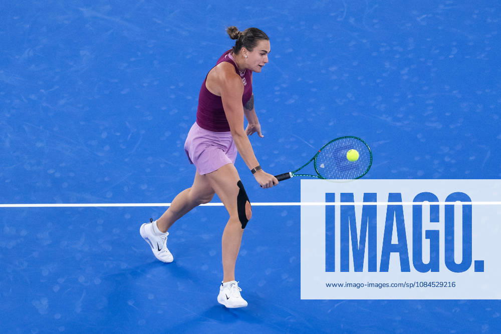 2026 WTA, Tennis Damen Wuhan Open: Aryna Sabalenka - Ann Li in wuhan, China - 14 Oct 2026 Aryna Sabalenka of Belarus plays against Ann Li of USA ( not in view) during the Wuhan Open final match at the Optics Valley International Tennis Center. Ann li defeated Aryna Sabalenka with a score of 3-6, 6-4, 7-6. wuhan China