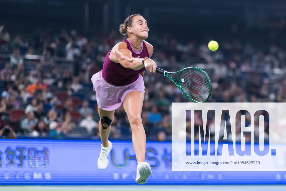 2026 WTA, Tennis Damen Wuhan Open: Aryna Sabalenka - Ann Li in wuhan, China - 14 Oct 2026 Aryna Sabalenka of Belarus plays against Ann Li of USA ( not in view) during the Wuhan Open final match at the Optics Valley International Tennis Center. Ann li defeated Aryna Sabalenka with a score of 3-6, 6-4, 7-6. wuhan China