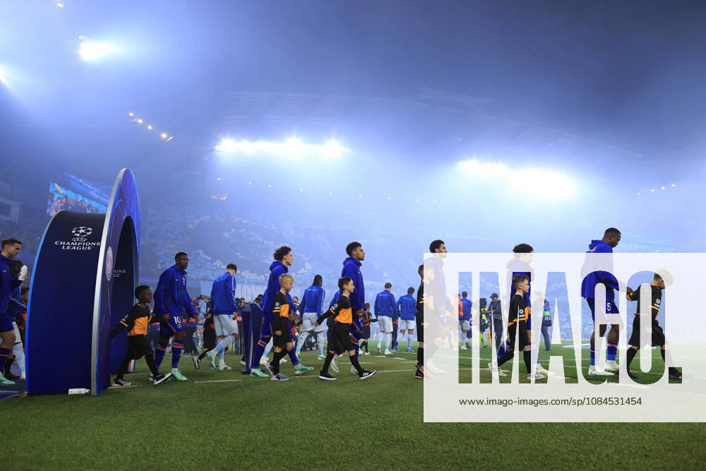 Manchester City gegen Paris Saint-Germain, 14. Oktober 2026, UEFA Champions League, Gruppenphase, Manchester City gegen Paris Saint-Germain, PSG betritt das Spielfeld, Foto: Simon Stacpoole, Offside, Manchester, Großbritannien