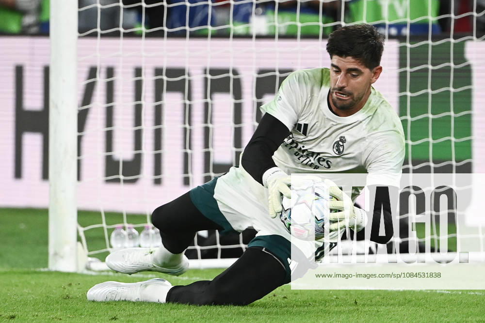 AS Roma v Real Madrid - UEFA Champions League ROME, ITALY, OCTOBER 14: Real Madrid s goalkeeper Thibaut Courtois warm up prior of the League phase of the UEFA Champions League football match between Roma and Real Madrid at the Olympic Stadium in Rome, Italy, on October 14, 2026. Isabella Bonotto Anadolu Rome Italy. Editorial use only. Please get in touch for any other usage.