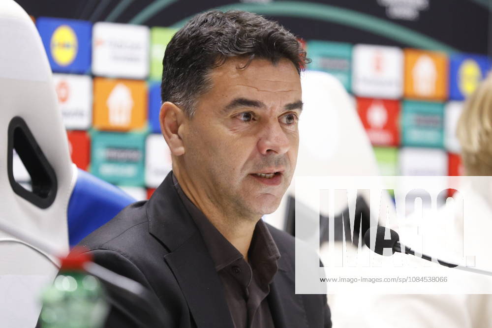 Croatia, Split, 14.10.2026. Poljud Stadium. AFC Ajax press conference, PK, Pressekonferenz ahead of tomorrow s UEFA Conference League Matchday 1 game against Hajduk. In the photo: Coach Miguel Angel Sanchez Munoz. Photo: Nikola Brboleza CROPIX Split CROATIA