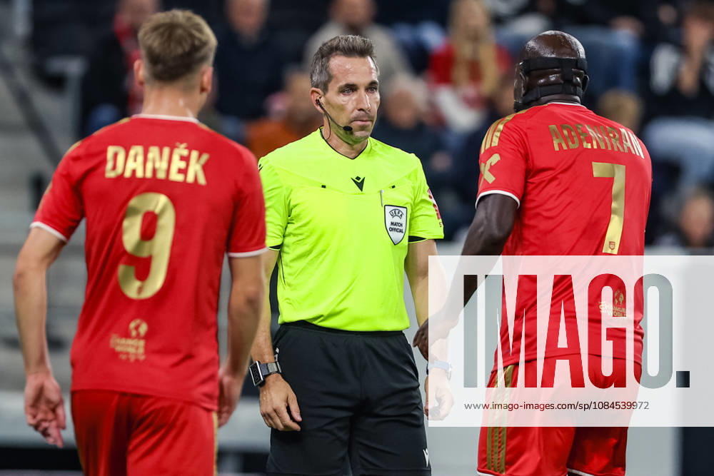 SOCCER - UEFA CL, LASK vs Liverpool LINZ,AUSTRIA,14.OCT.26 - SOCCER - UEFA Champions League, Linzer ASK vs Liverpool FC. Image shows Krystof Danek (LASK) referee Tobias Stieler (GER) and Samuel Adeniran (LASK). GEPAxpictures xManuelxBinder