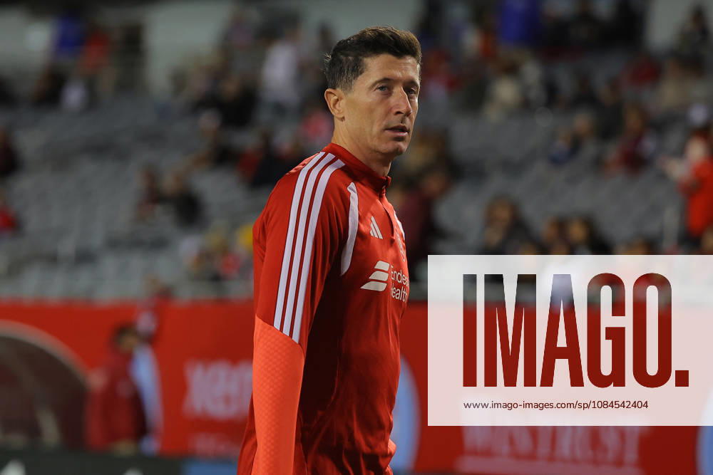 CHICAGO, IL - OCTOBER 14: Robert Lewandowski 9 of Chicago Fire FC looks on prior to a match against the Philadelphia Union on October 14, 2026 at Soldier Field in Chicago. (Photo by Melissa Tamez Icon Sportswire) SOCCER: OCT 14 MLS, Fussball Herren, USA Chicago Fire FC vs Philadelphia Union Icon261014001
