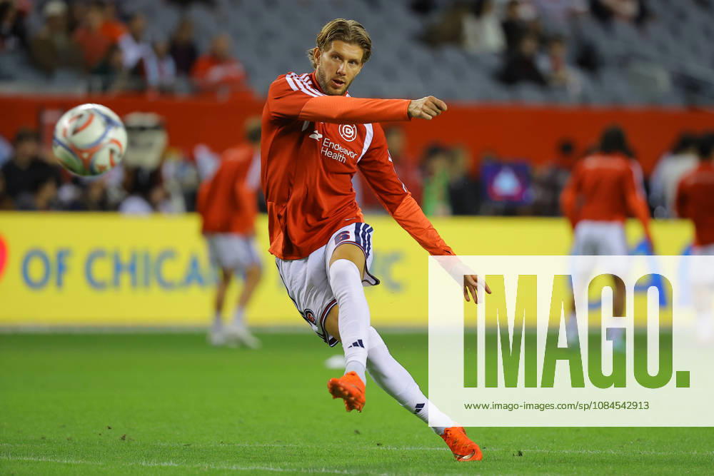 CHICAGO, IL - OCTOBER 14: Anton Saletros 6 of Chicago Fire FC shoots the ball prior to a match against the Philadelphia Union on October 14, 2026 at Soldier Field in Chicago. (Photo by Melissa Tamez Icon Sportswire) SOCCER: OCT 14 MLS, Fussball Herren, USA Chicago Fire FC vs Philadelphia Union Icon261014003